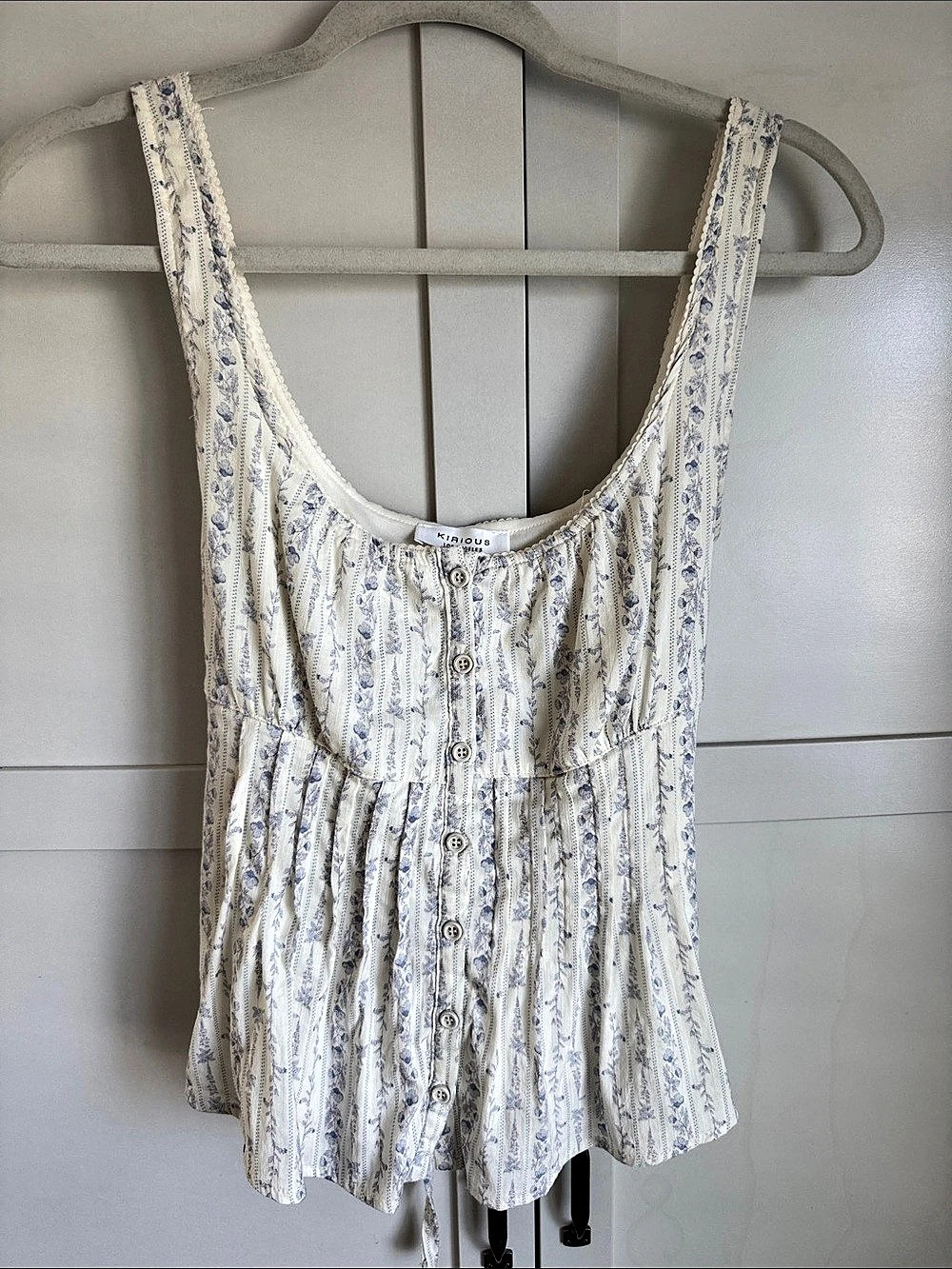 KIRIOUS Floral Button Front Tank Top in White & Blue Size Medium